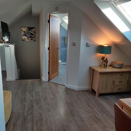 Delightful & Picturesque Modern Detached Apartment, Next To Chester Zoo, Near Park And Ride To City Centre Exterior photo