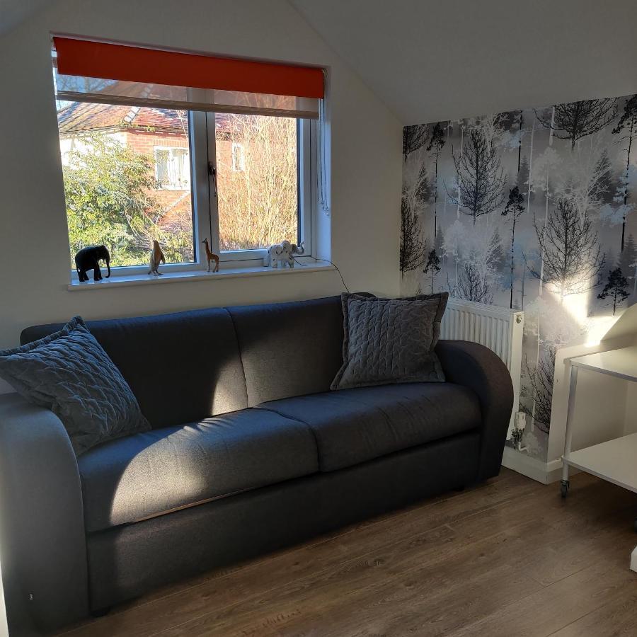Delightful & Picturesque Modern Detached Apartment, Next To Chester Zoo, Near Park And Ride To City Centre Exterior photo