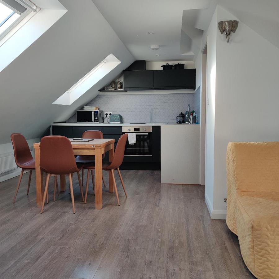 Delightful & Picturesque Modern Detached Apartment, Next To Chester Zoo, Near Park And Ride To City Centre Exterior photo