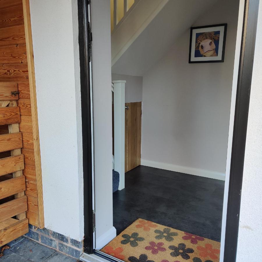 Delightful & Picturesque Modern Detached Apartment, Next To Chester Zoo, Near Park And Ride To City Centre Exterior photo