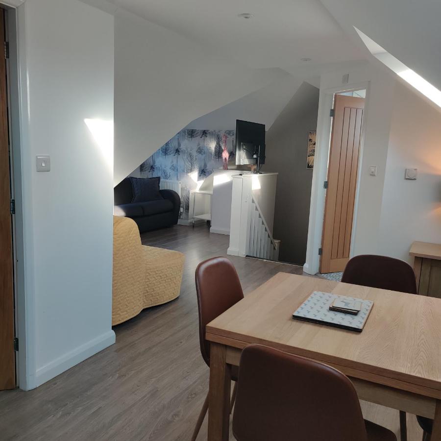 Delightful & Picturesque Modern Detached Apartment, Next To Chester Zoo, Near Park And Ride To City Centre Exterior photo